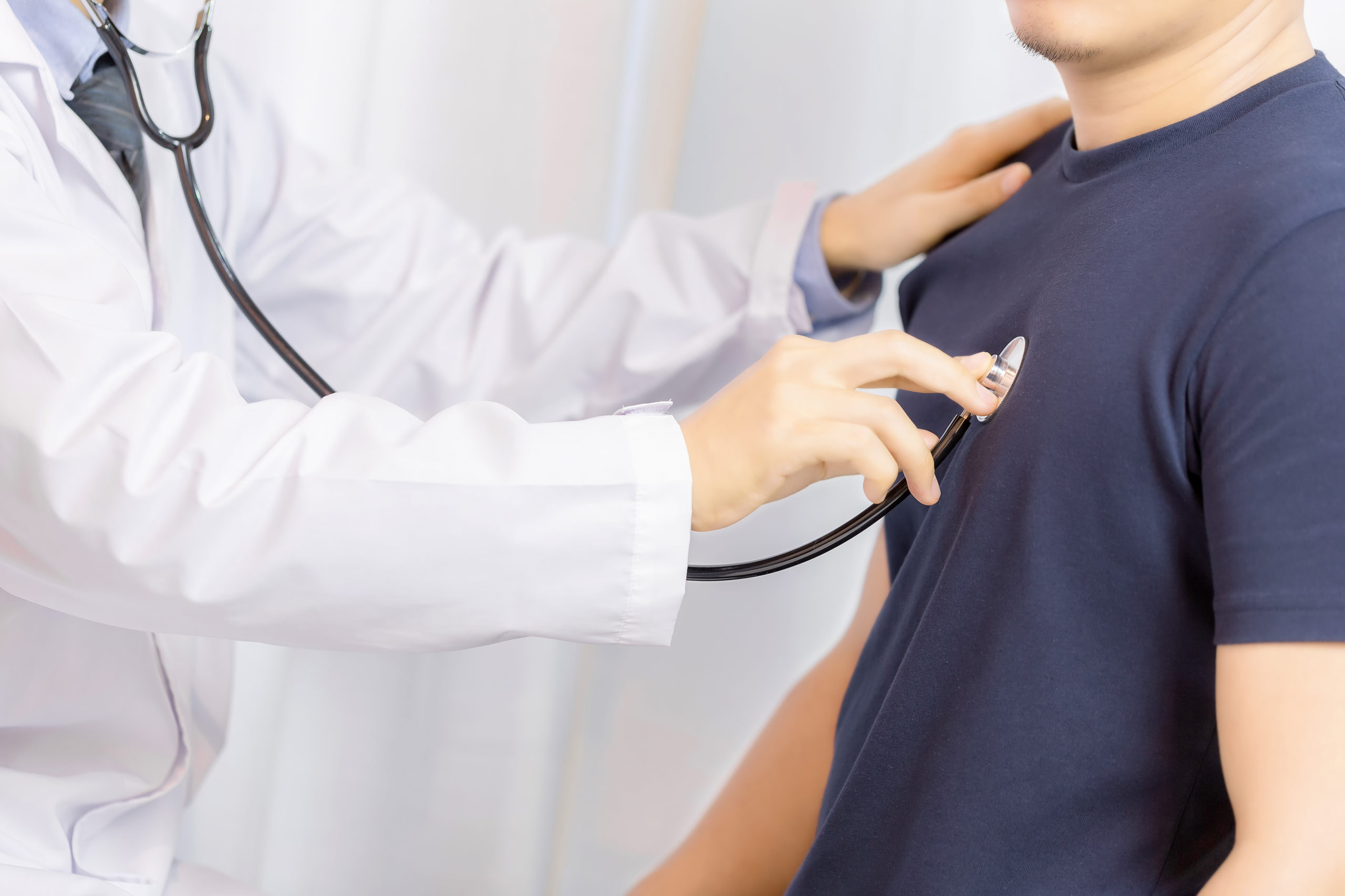 Cardiólogo realizando una valoración médica a un paciente durante una consulta de cardiología en MERAKIDS Medical Center.